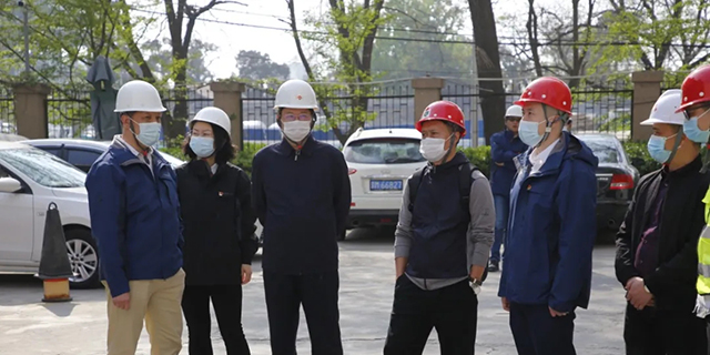 Che Chiqiang led a team to the site of the Beijing Guangdong Building Safety Renovation Project to carry out safety production supervision